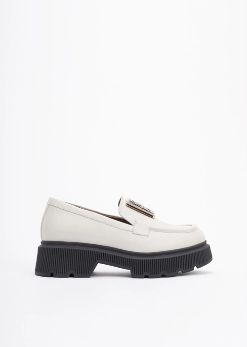 Białe mokasyny damskie